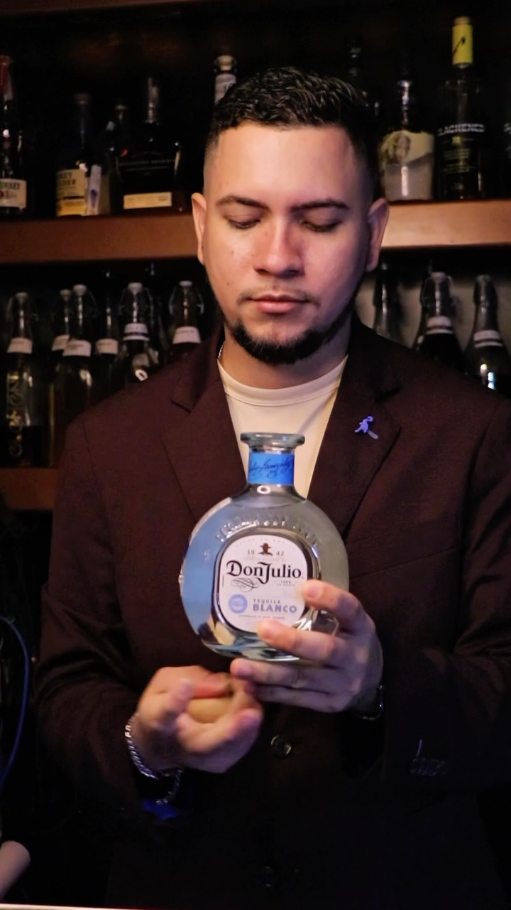 Element: professional photo of bartender