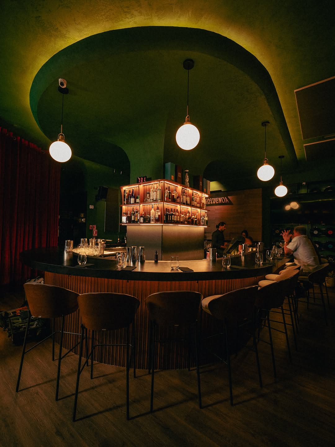 Frecuencia Sound Bar: high quality atmospheric venue shot