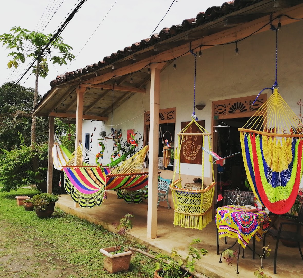 Artemanía: attractive storefront displaying shop products