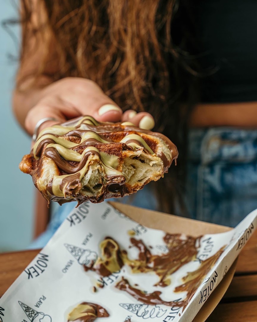Motek: appetizing food photo with branding