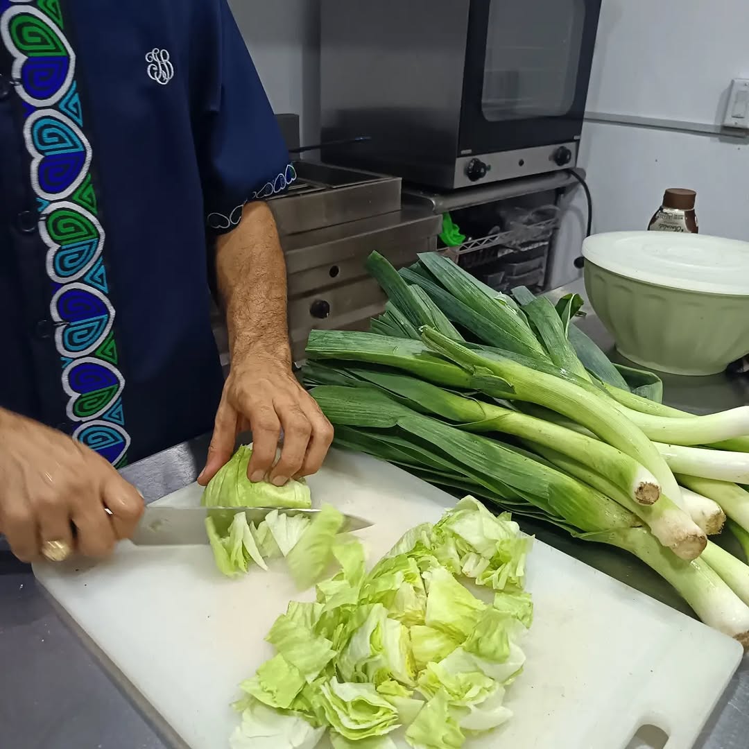 Qué Chévere - El Limón: staff preparing fresh food