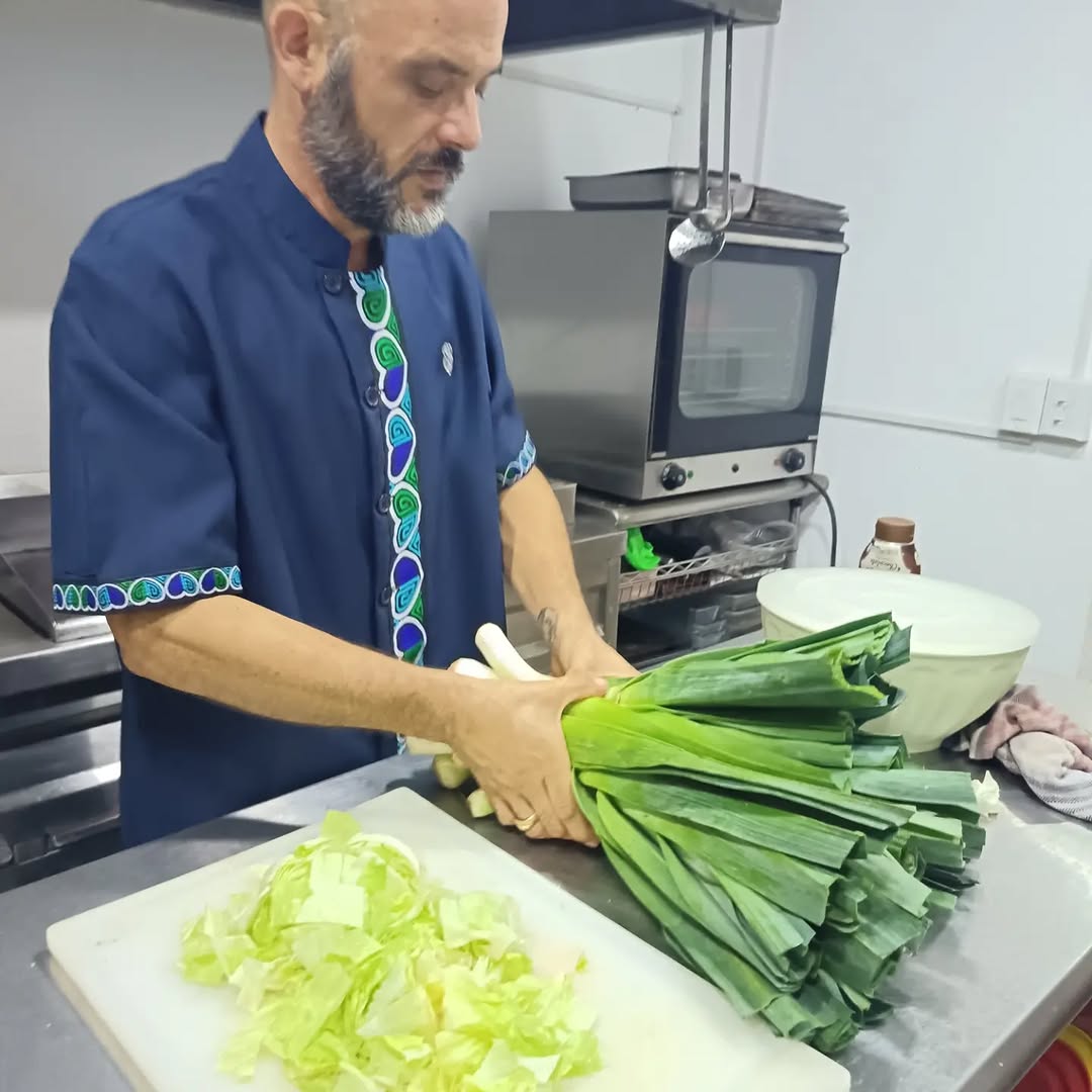 Qué Chévere - El Limón: professional staff preparing fresh ingredients