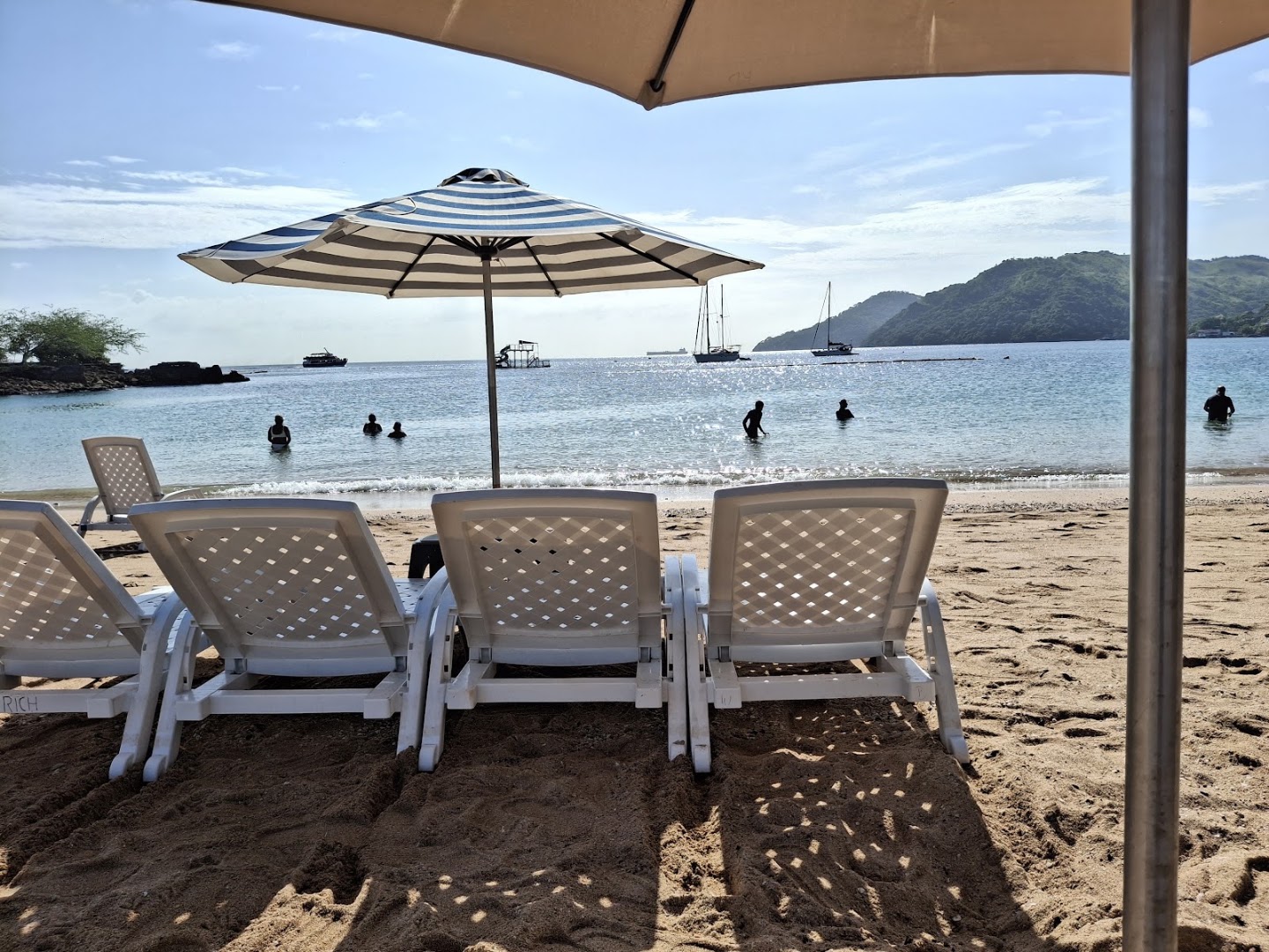 Abacaxi Taboga: inviting beach restaurant atmosphere