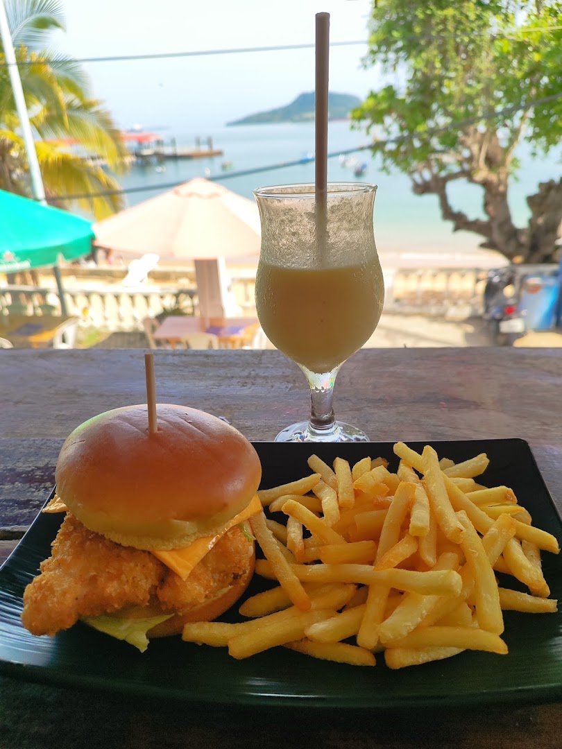 Calaloo Beach FishBar & Grill: appetizing food with scenic background