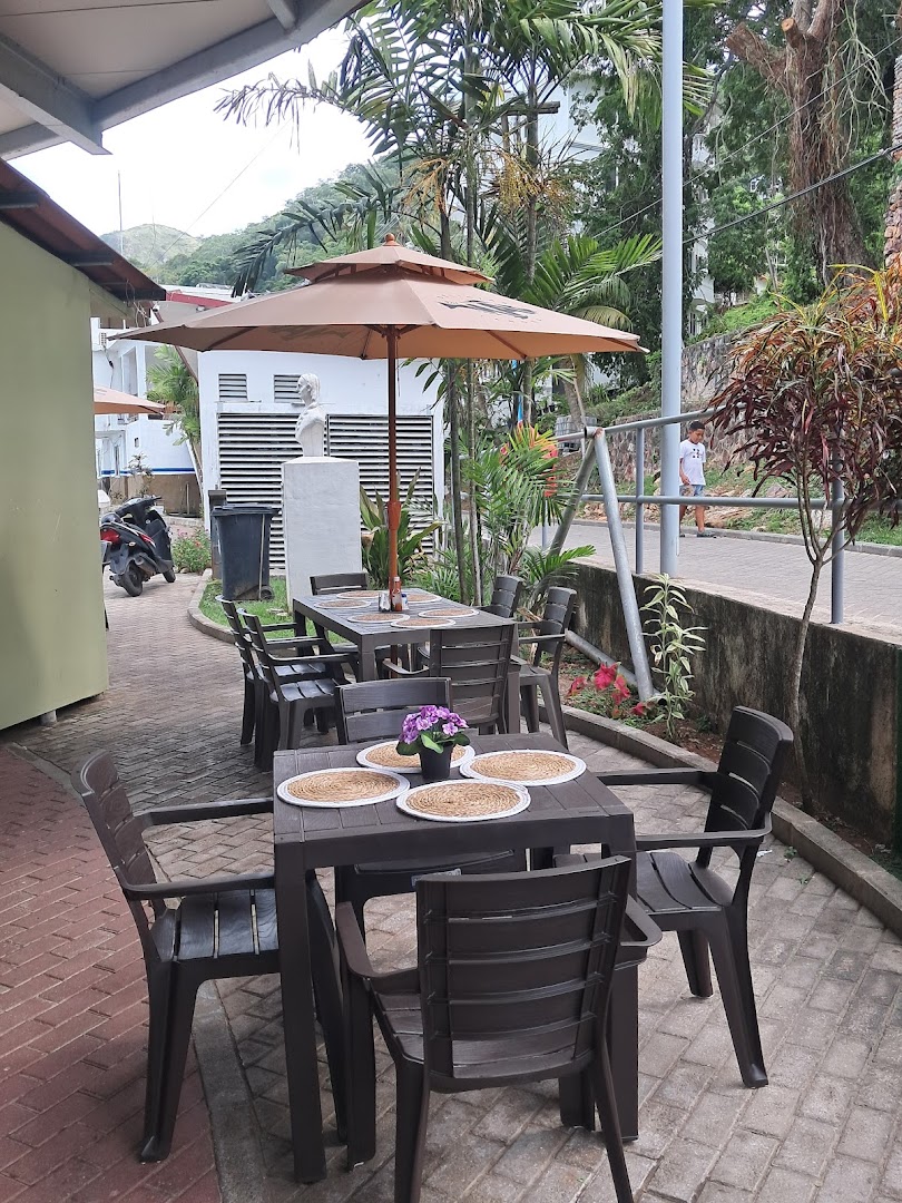 Delicias del Mar Taboga: clear photo of restaurant terrace