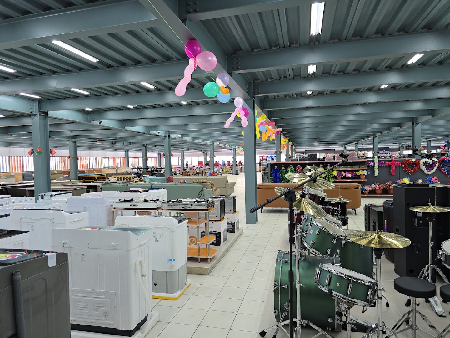 Seng Da Hardware: clear view of shop interior