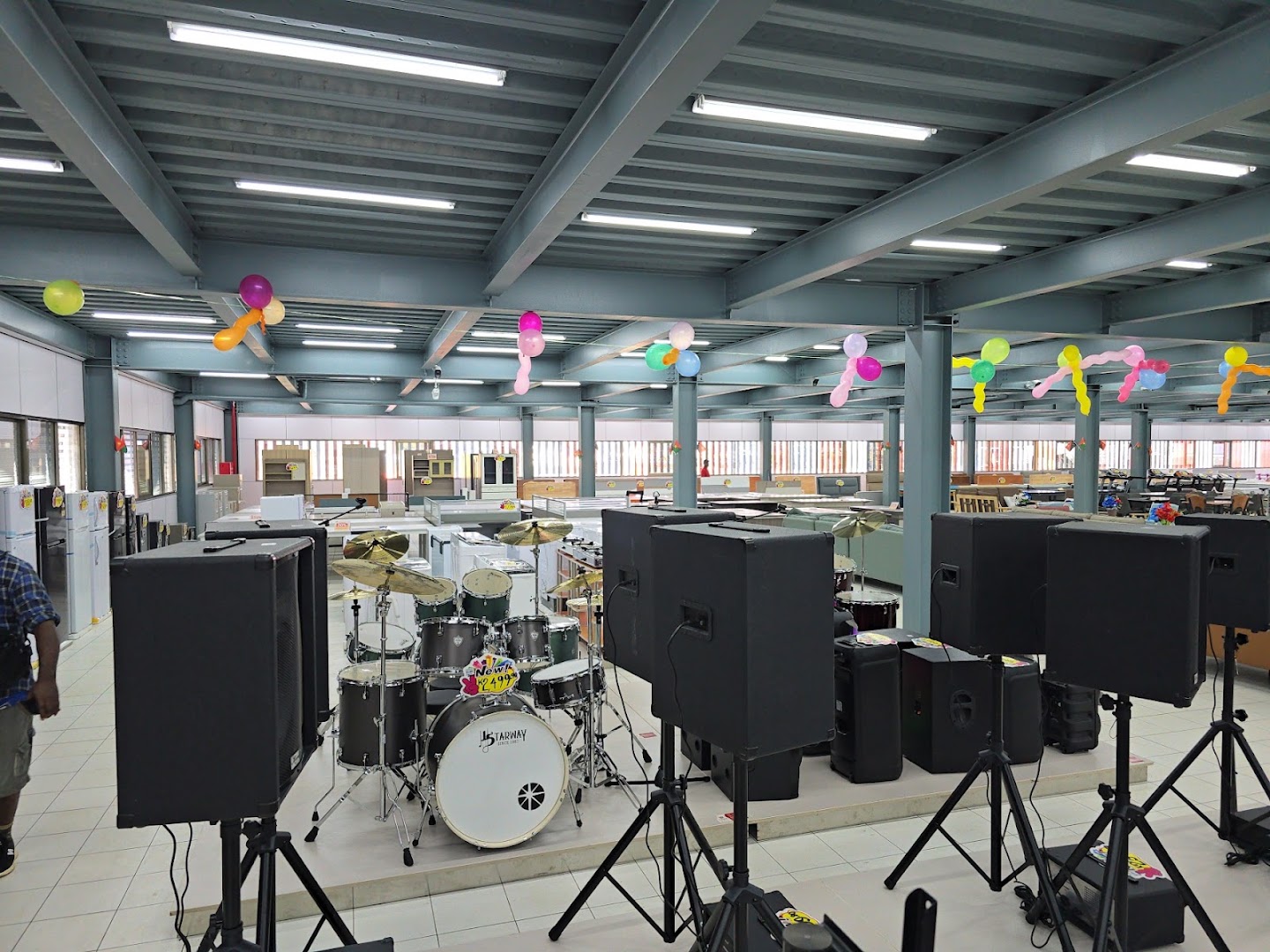 Seng Da Hardware: clear view of shop interior