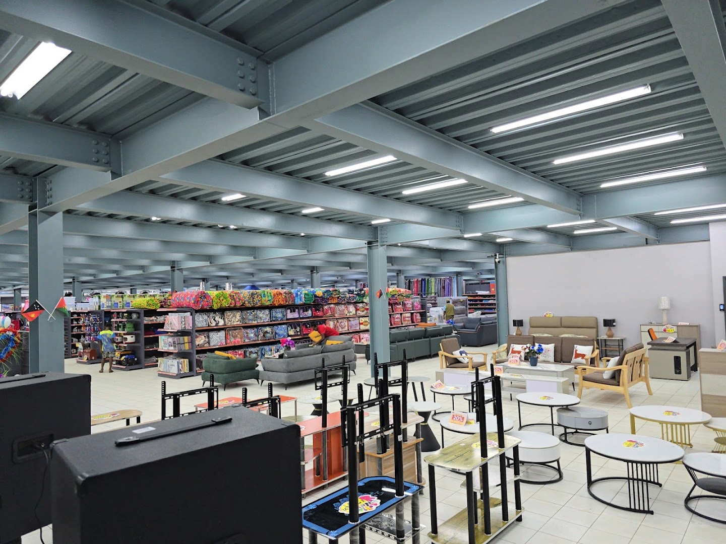 Seng Da Hardware: clear view of shop interior