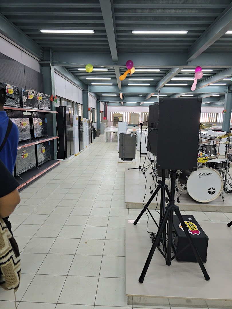 Seng Da Hardware: clear view of shop interior