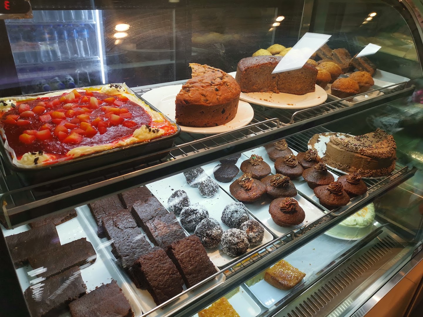 Chigi's Coffee Shop: appetizing display of fresh pastries