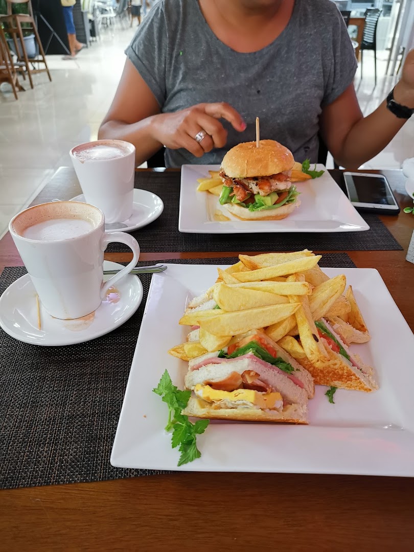 Chigi's Coffee Shop: appetizing food and drink presentation