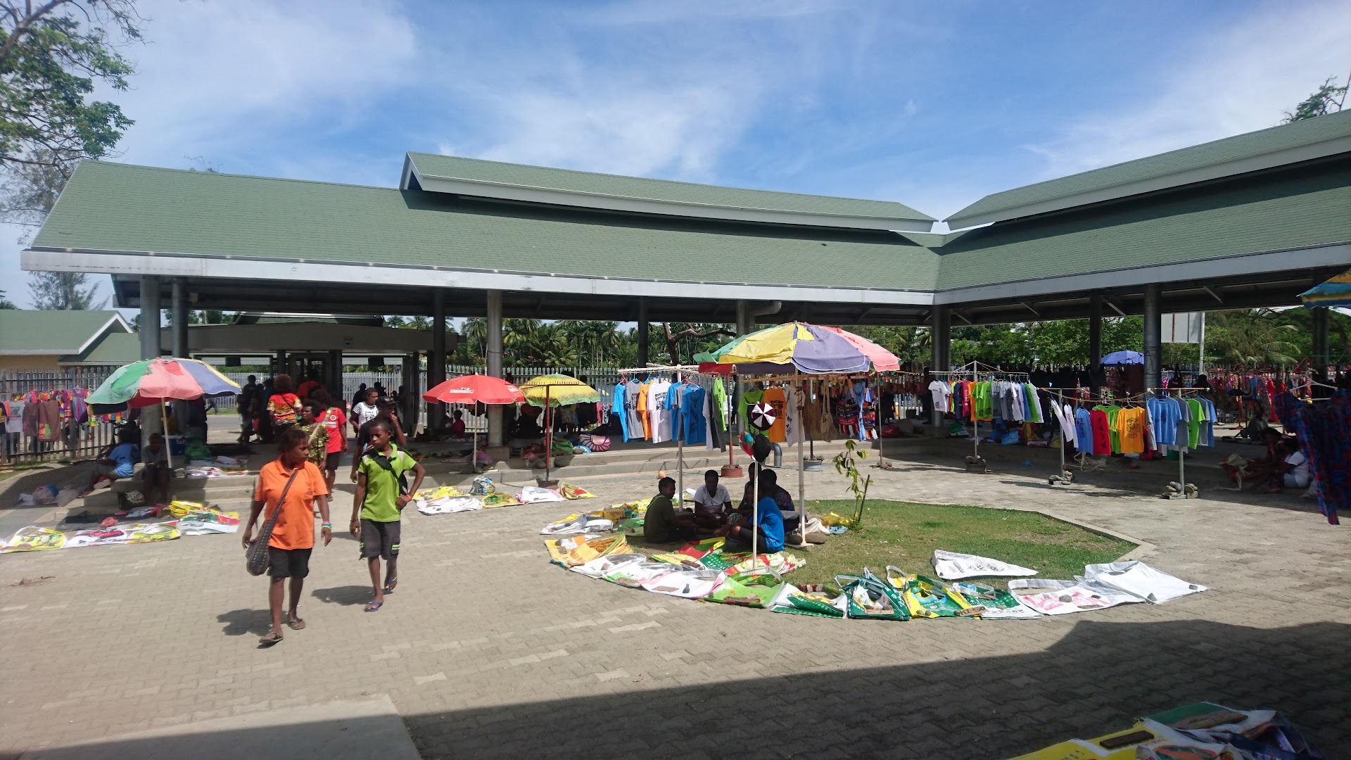 Madang Main Market: market atmosphere and stalls
