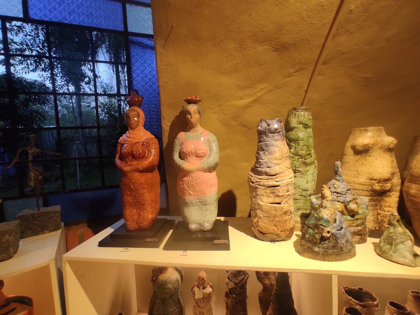 Domo Cultural Ita Kua: clear display of gallery collection