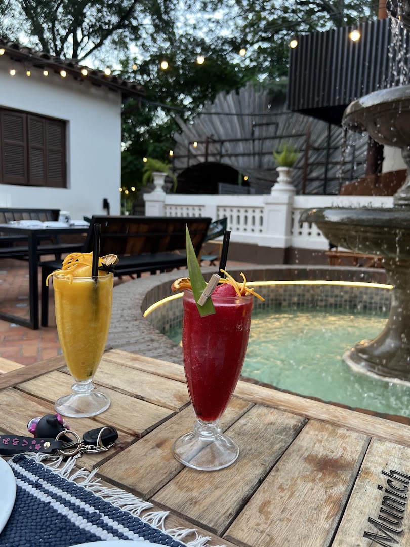 La Escondida Areguá: appealing drinks in restaurant setting