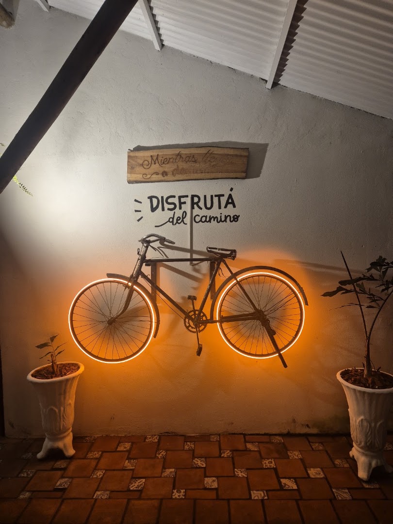 La Escondida Areguá: attractive decor and atmospheric lighting