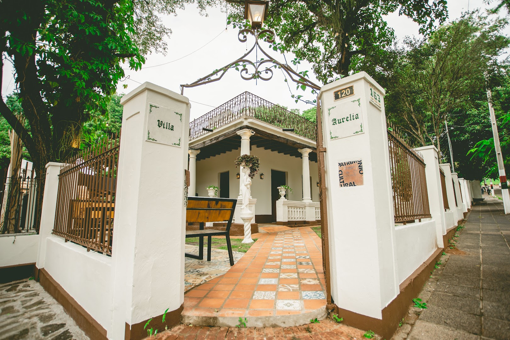 La Escondida Areguá: attractive exterior view of venue