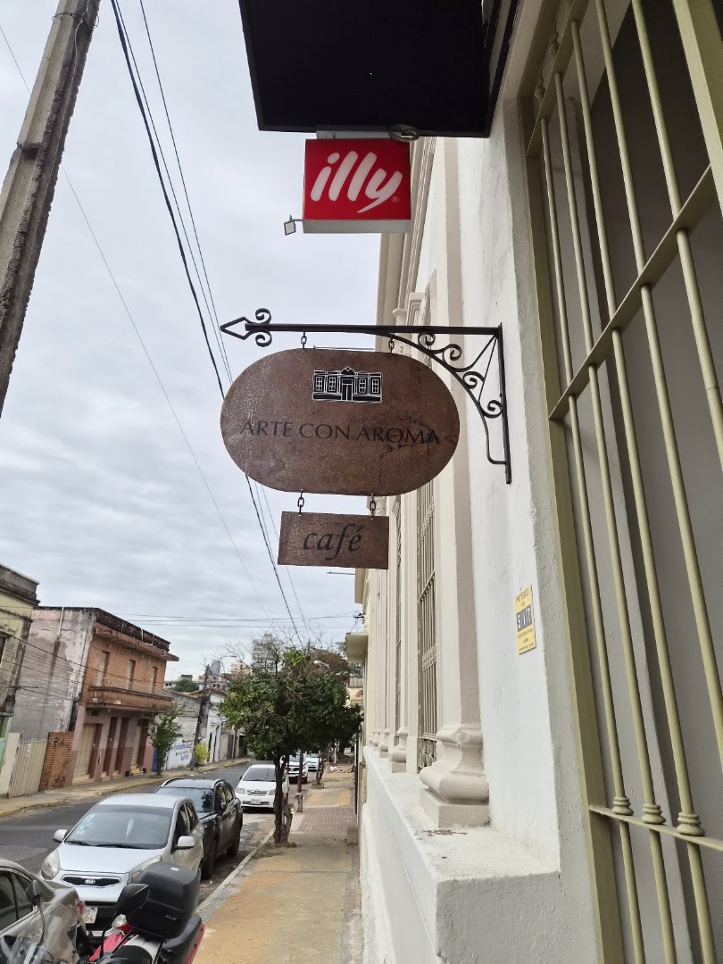 Arte con Aroma Café: clear signage identifies the venue