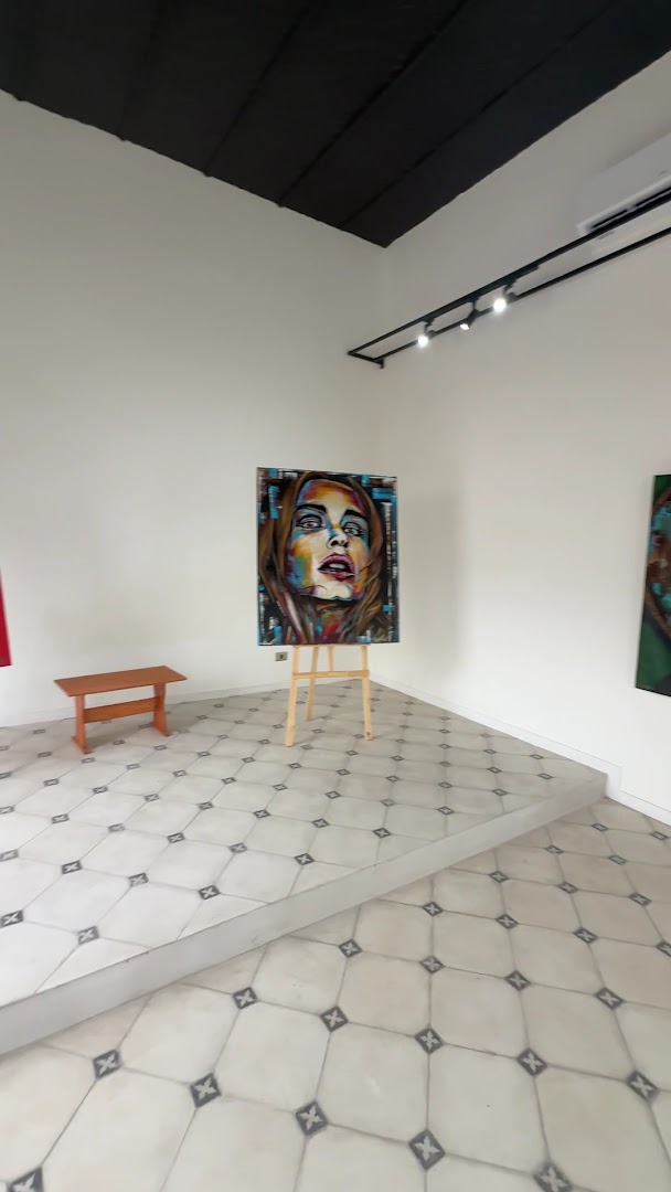 Arte con Aroma Café: venue interior and art