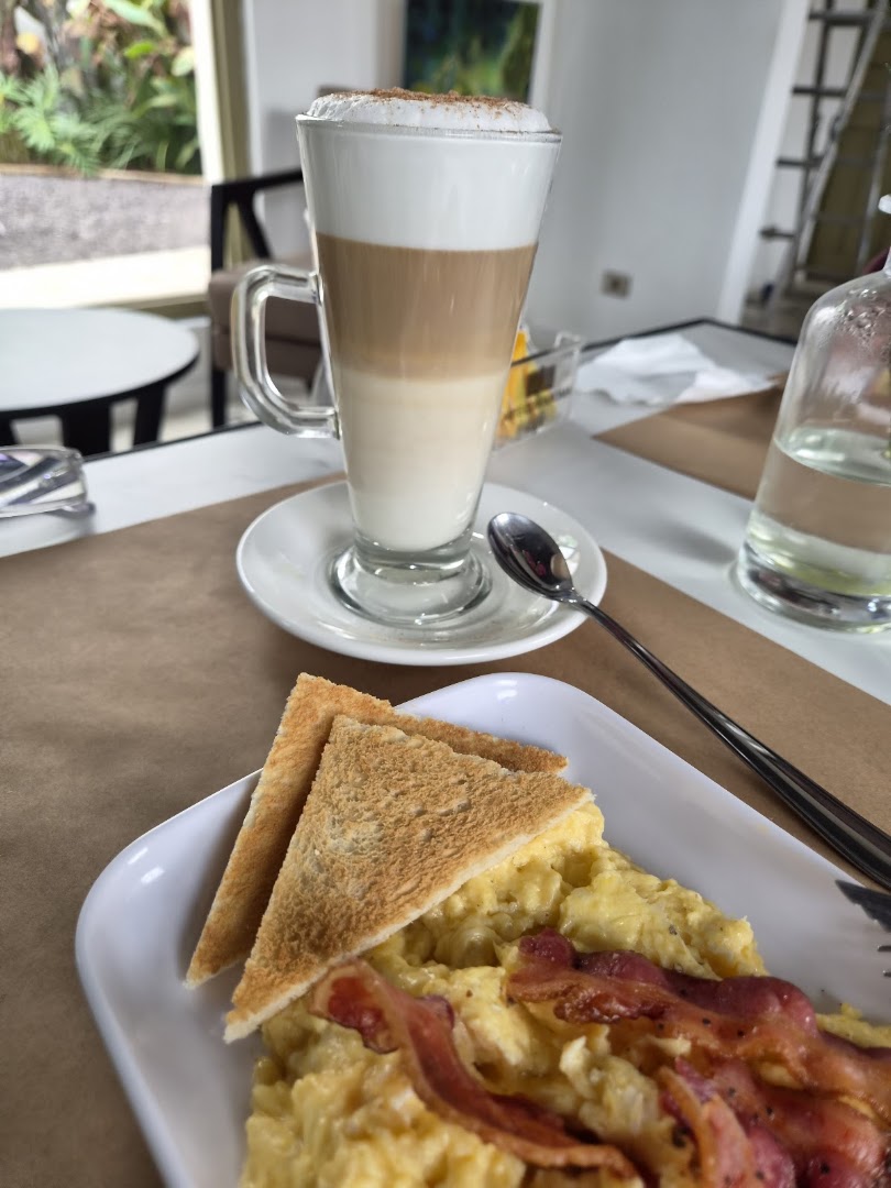 Arte con Aroma Café: appetizing photo of cafe breakfast