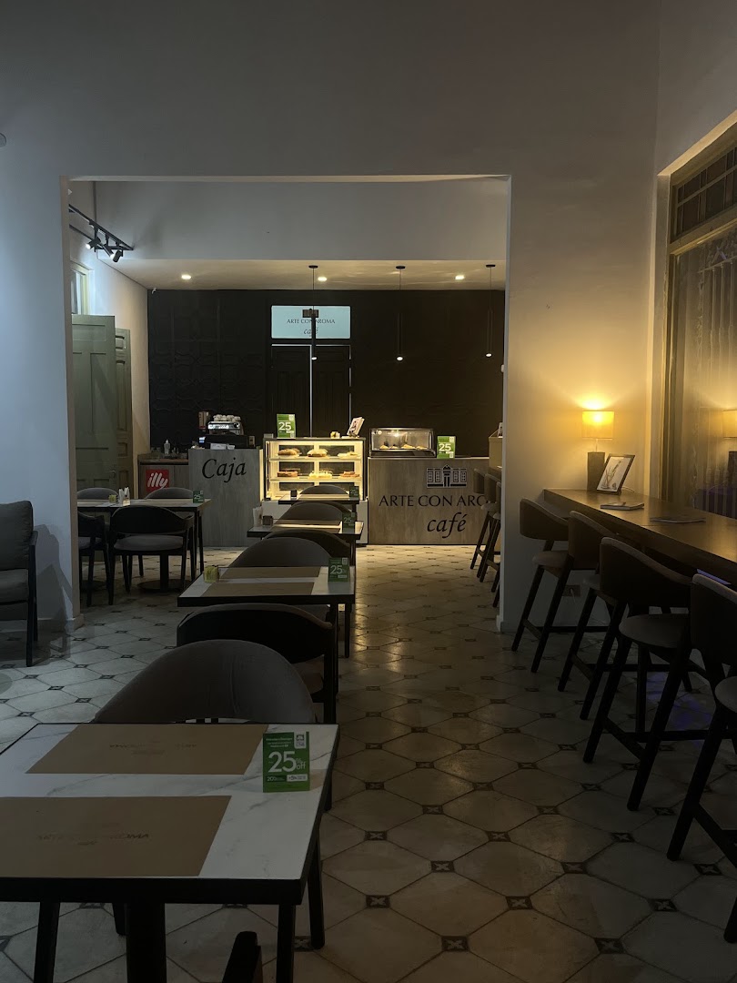 Arte con Aroma Café: clear view of venue interior