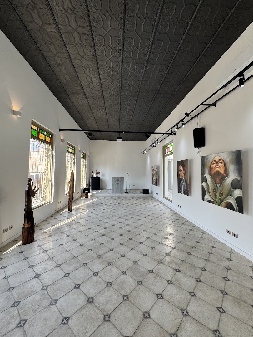 Arte con Aroma Café: clean professional interior shot