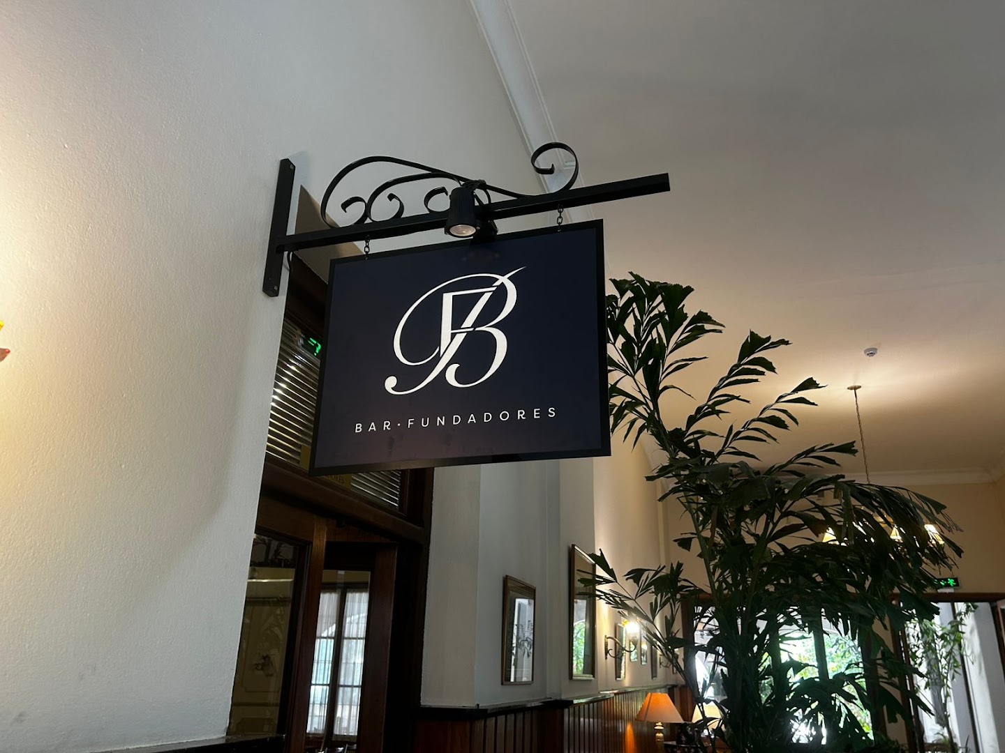 Bar Fundadores: clear photo of venue signage