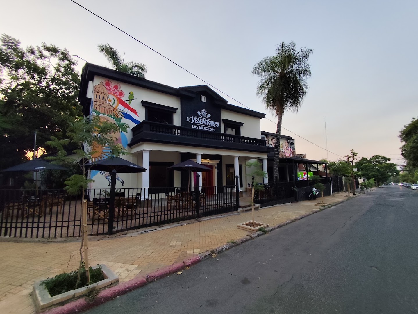 El Desembarco: clear exterior shot of venue