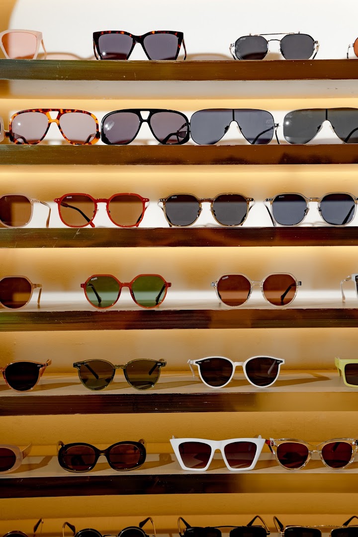 Fiore Concept Store: clear display of shop products