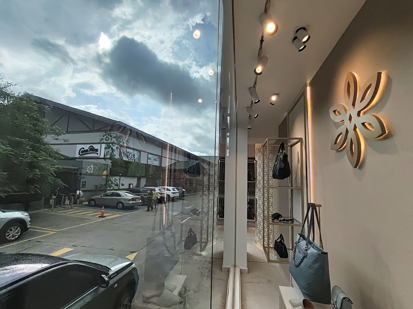 Fiore Concept Store: clear view of shop interior