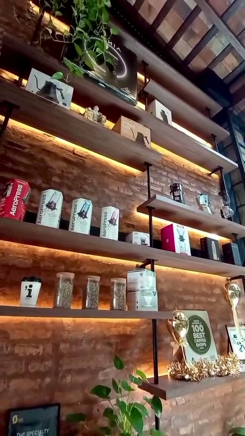 Kaffe'i: attractive display of venue products