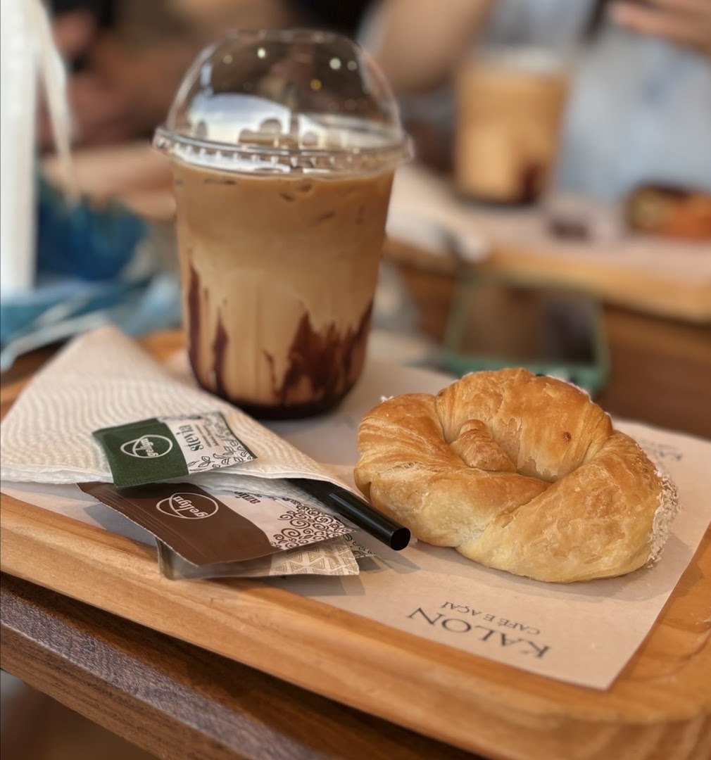Kalon Café & Açaí: appetizing food and drink presentation
