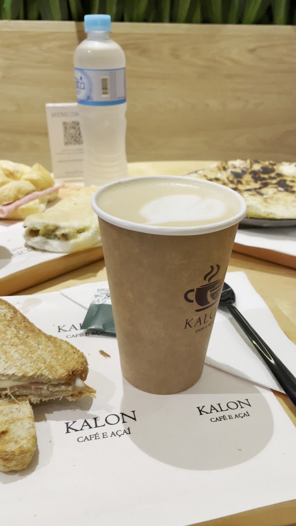 Kalon Café & Açaí: appetizing food and drink presentation