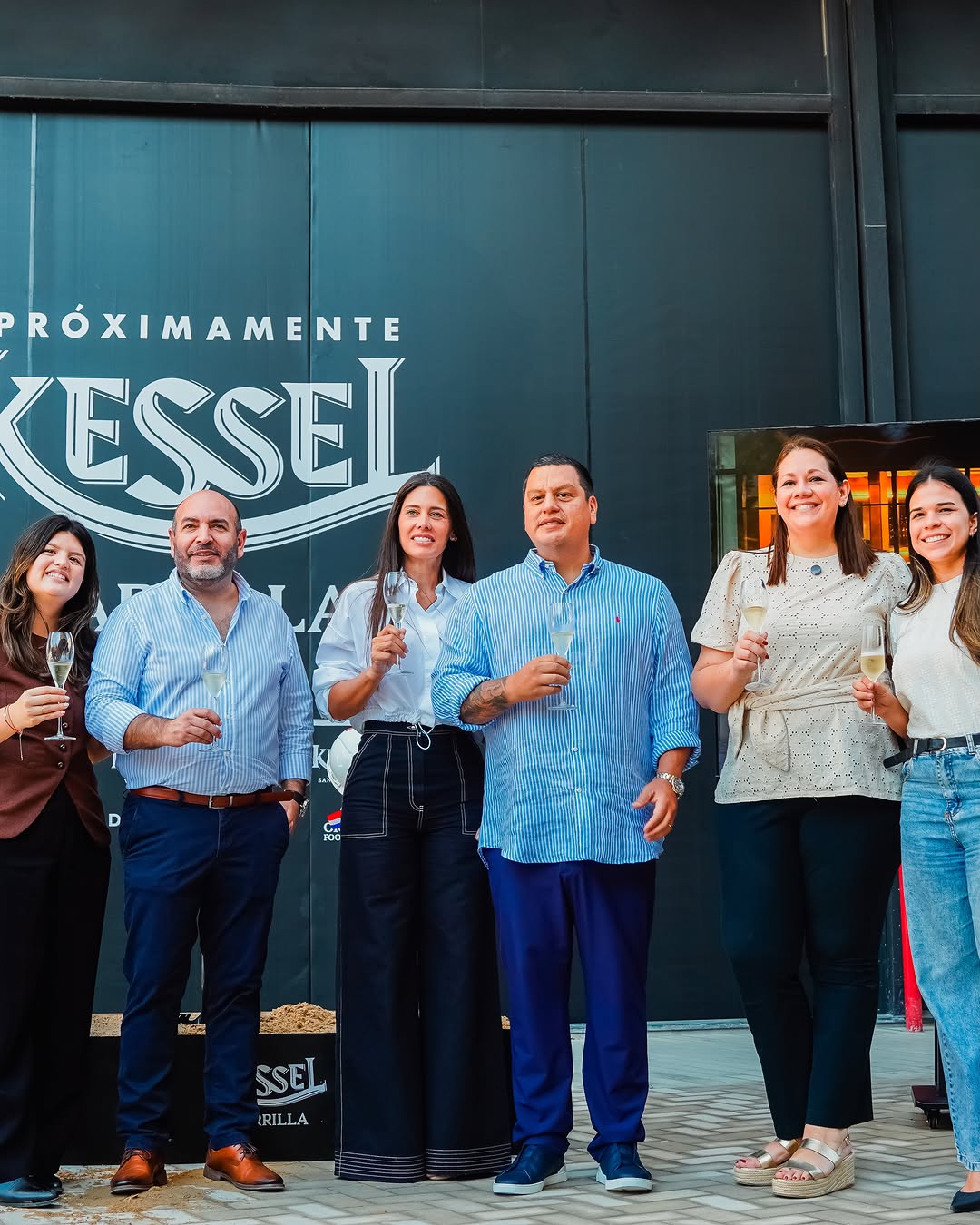 Kessel Sky Bar: professional photo of guests enjoying