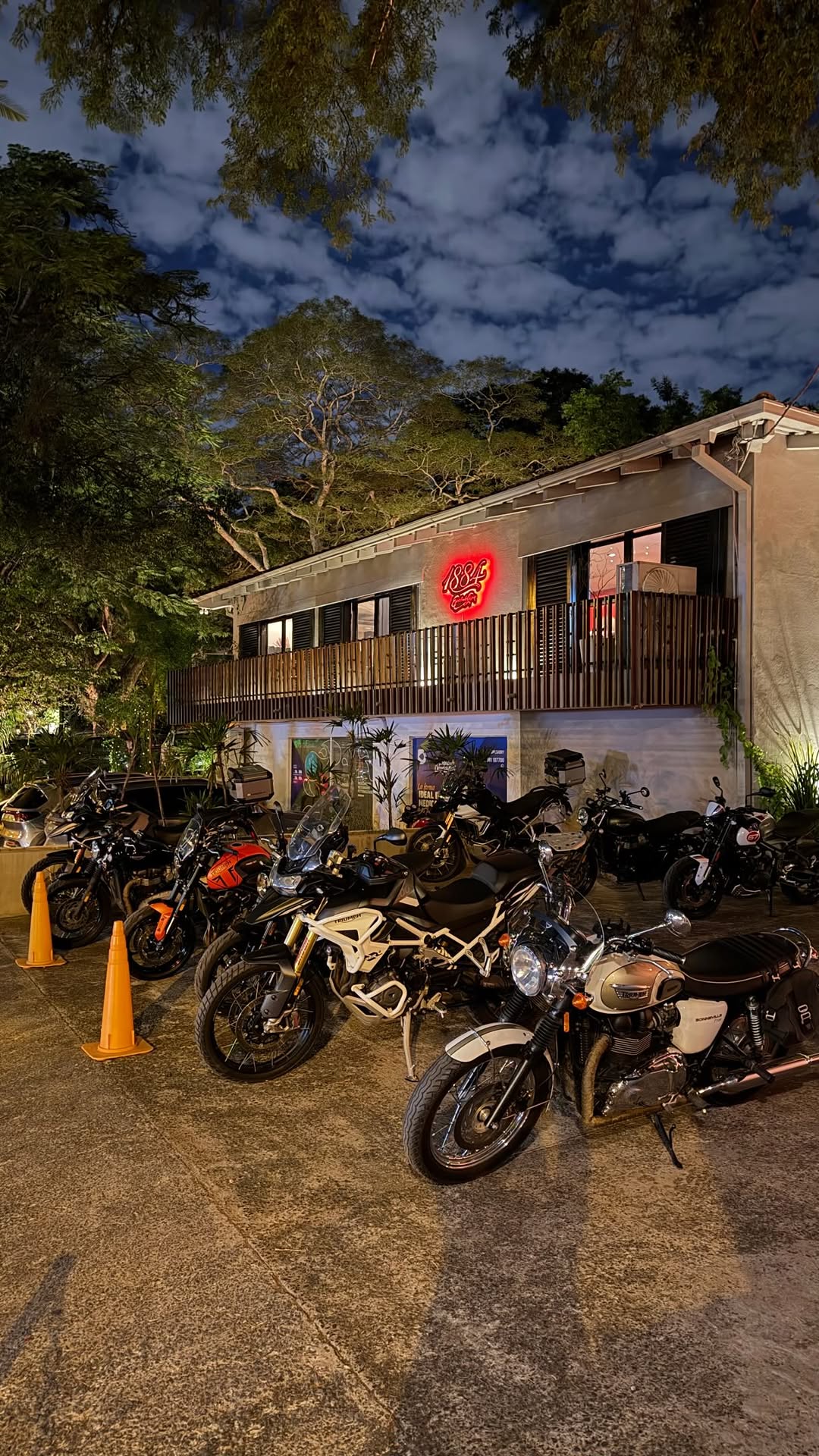 Malandras Grill: attractive exterior shot at night