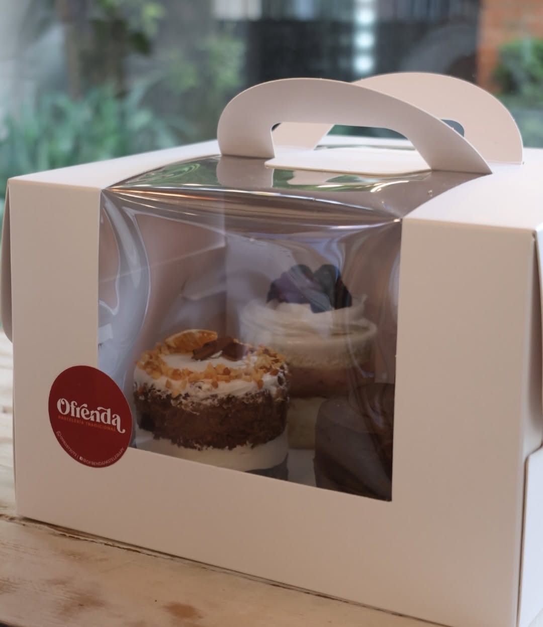 Ofrenda Pastelería: clear photo of branded packaging