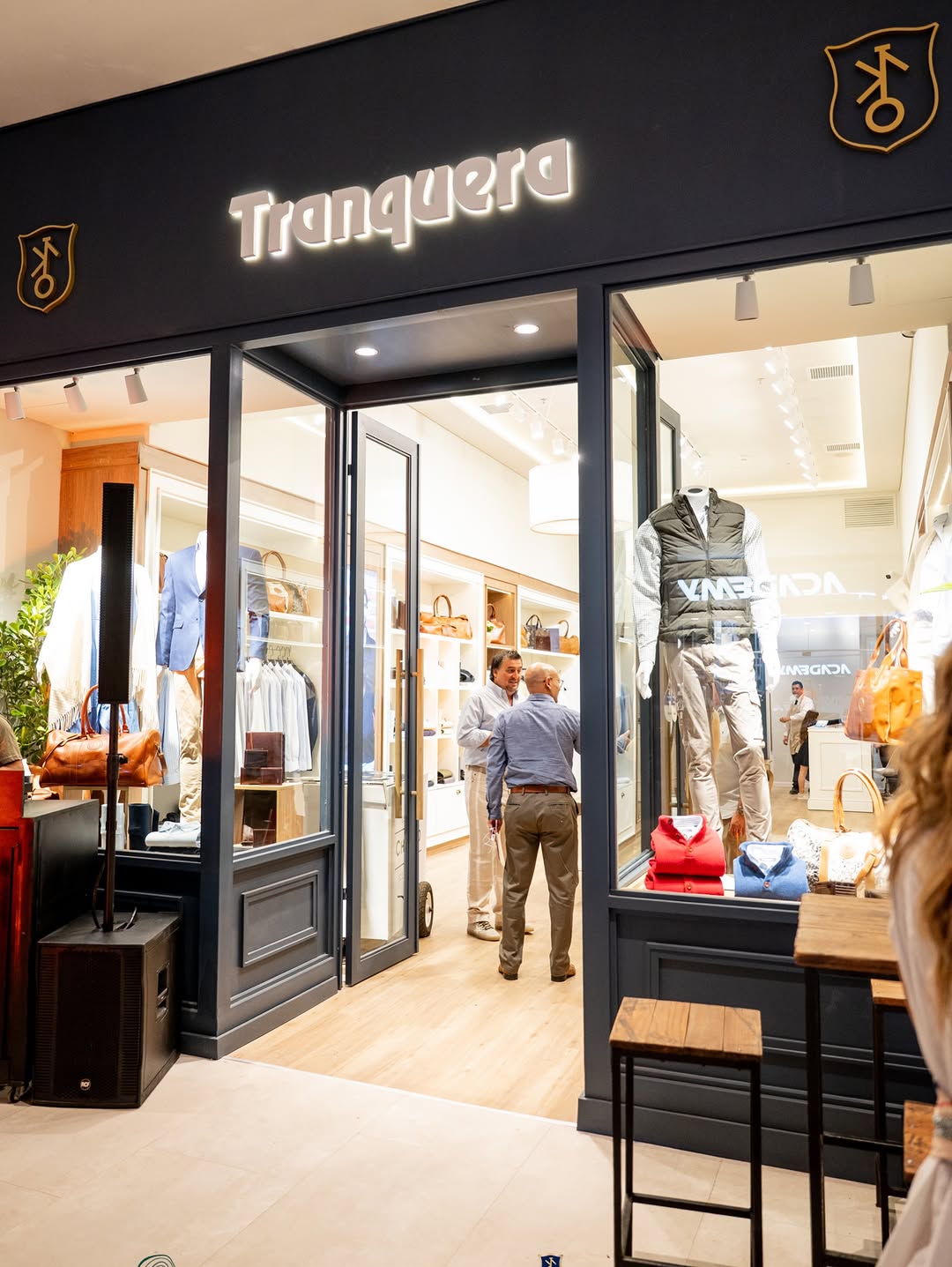 Tranquera: clear, professional storefront photo