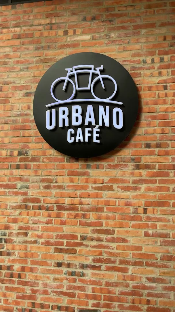 Urbano Café Distrito Perseverancia: clear branding on brick wall