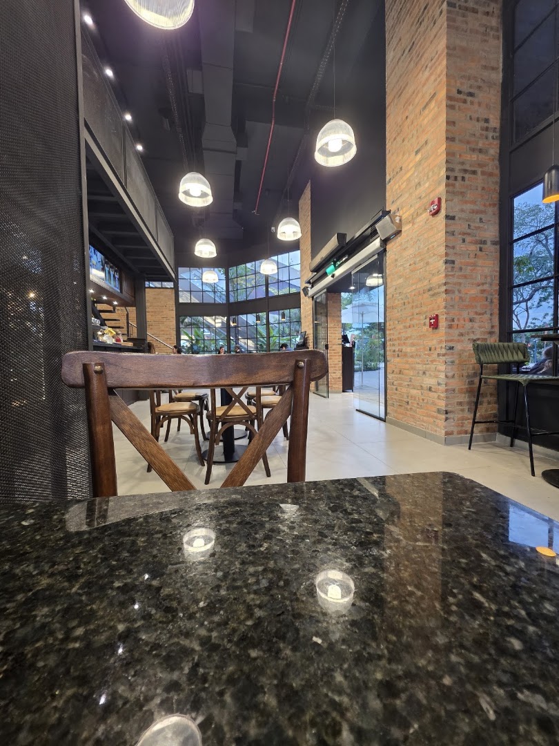 Urbano Café Distrito Perseverancia: inviting cafe interior atmosphere