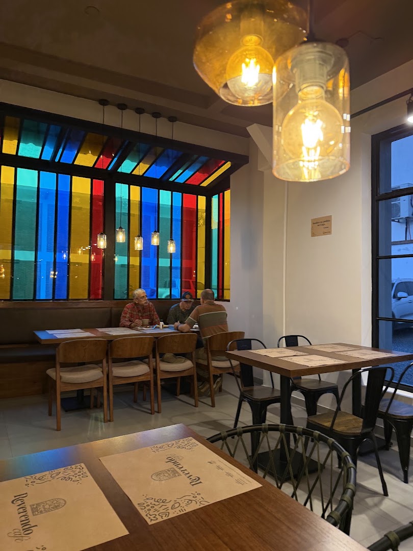 Reverendo Café: inviting atmosphere and clear interior