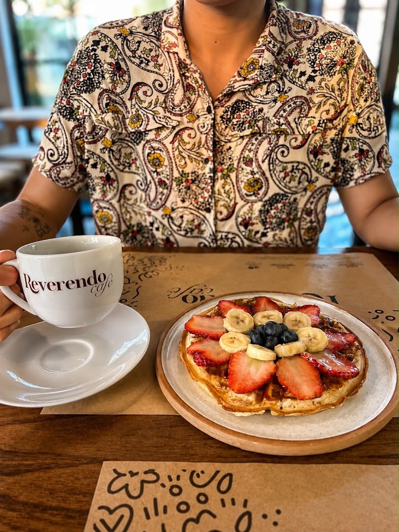 Reverendo Café: appetizing food and branded cup