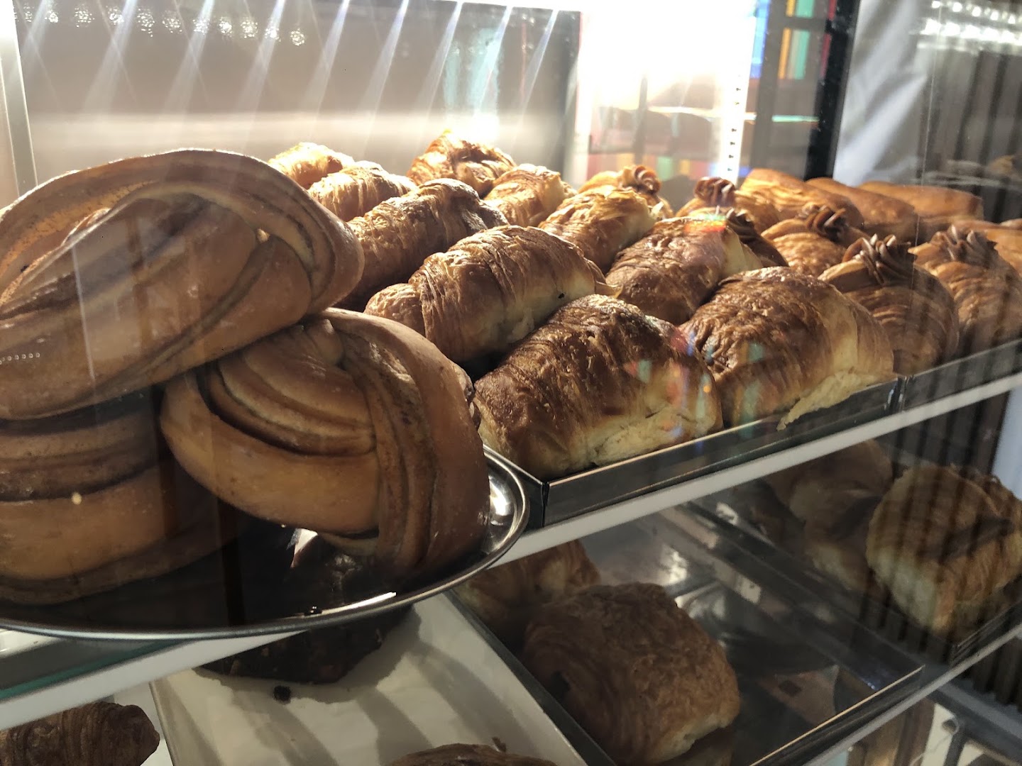 Reverendo Café: appetizing display of fresh pastries