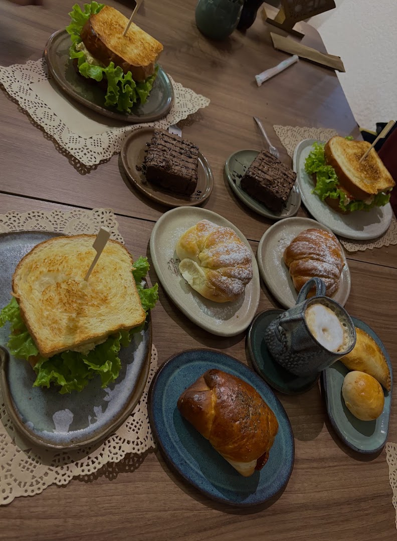 Maria Fide Coffee Brunch: appetizing display of brunch items