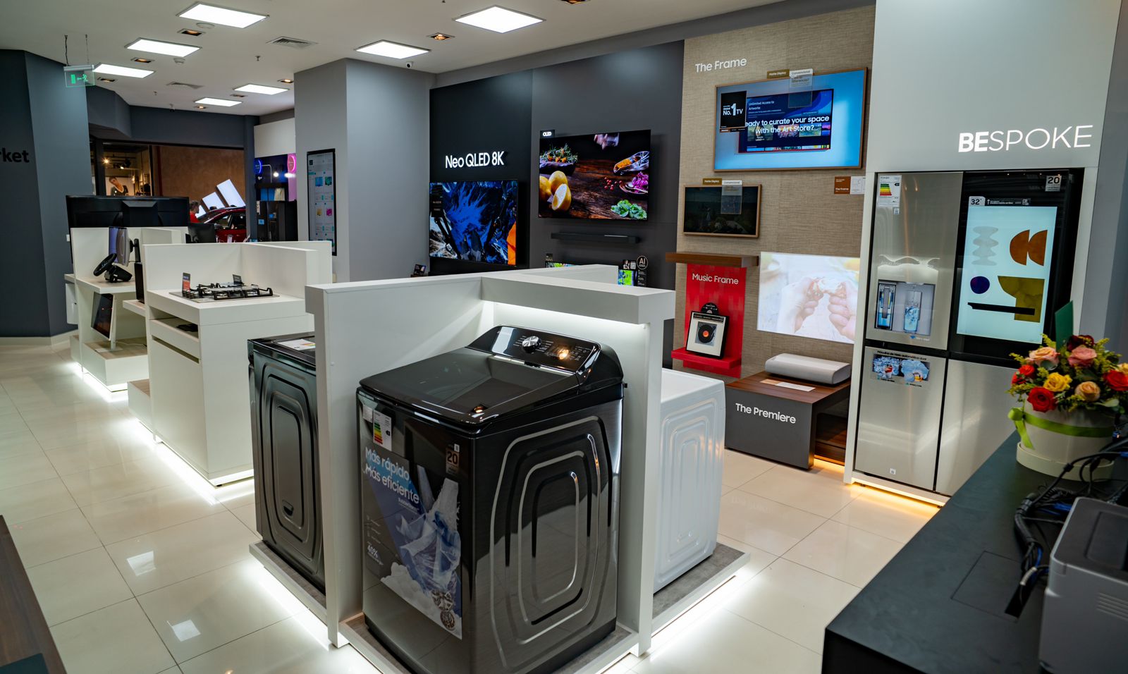 Samsung Official Store: clear professional shop interior display
