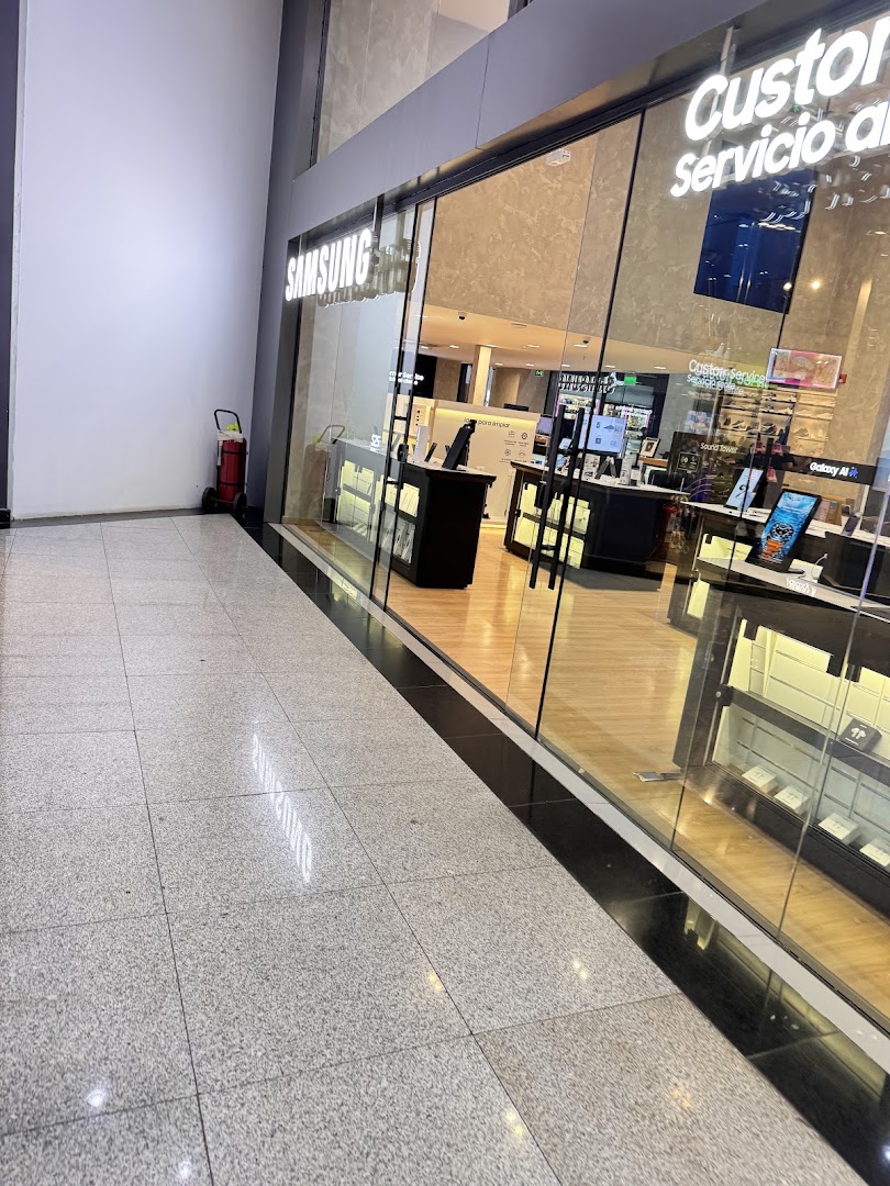 Samsung Official Store: clear view of store interior