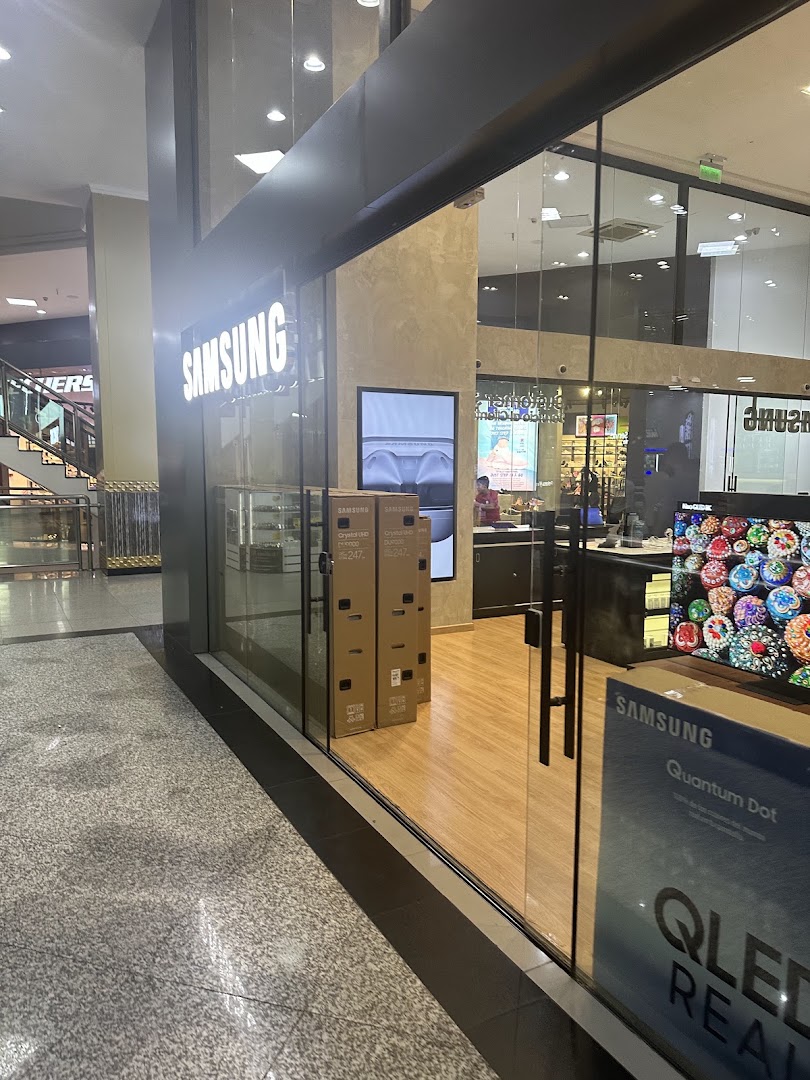 Samsung Official Store: clear view of store interior