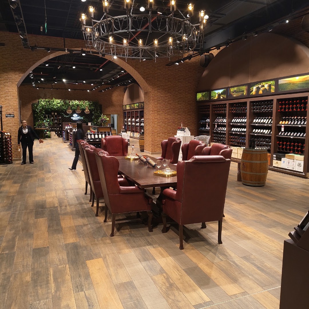 Shopping China: high quality interior shop photo