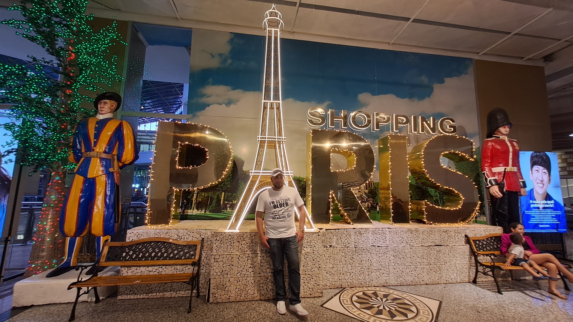 Shopping China: clear photo of shop interior