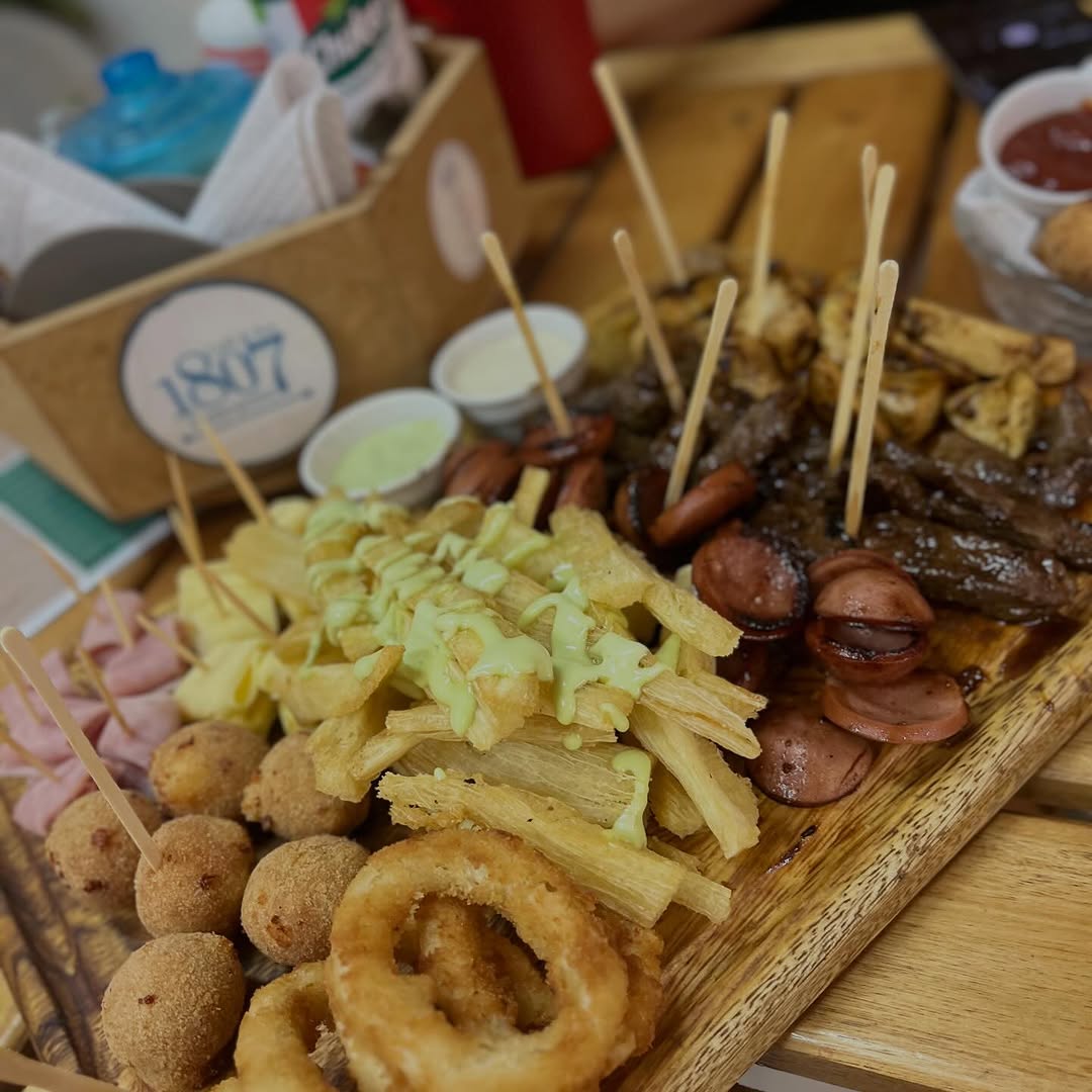 1807 Café & Bar: appetizing food presentation and branding