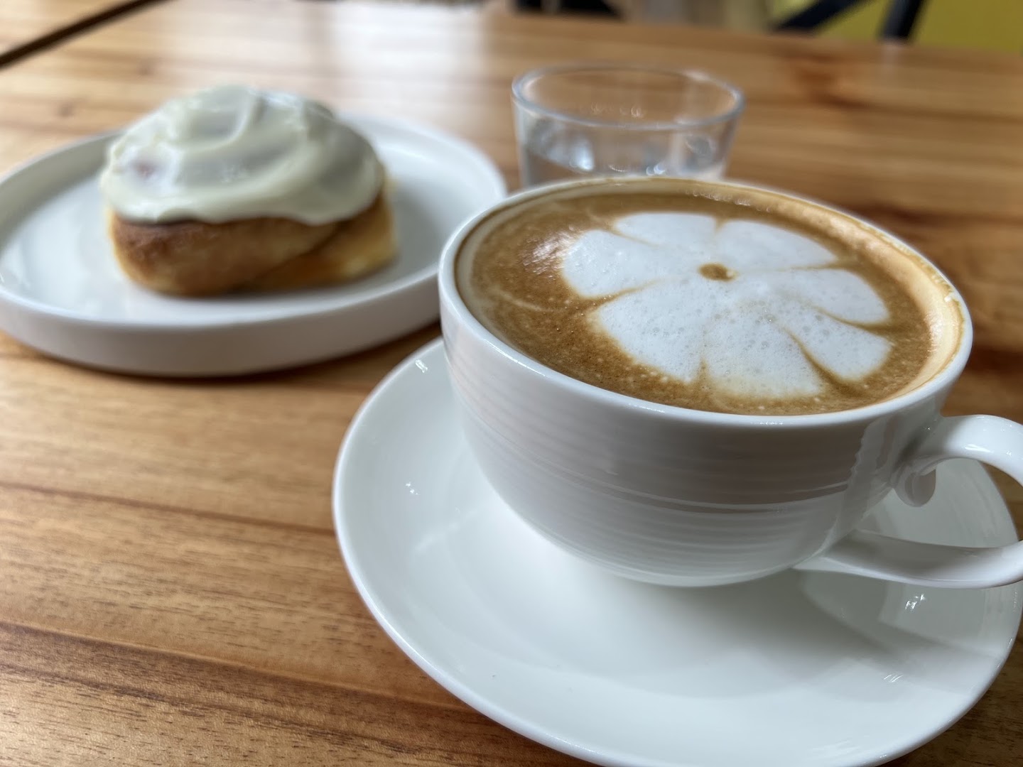 Fascinatto: appetizing photo of coffee and pastry