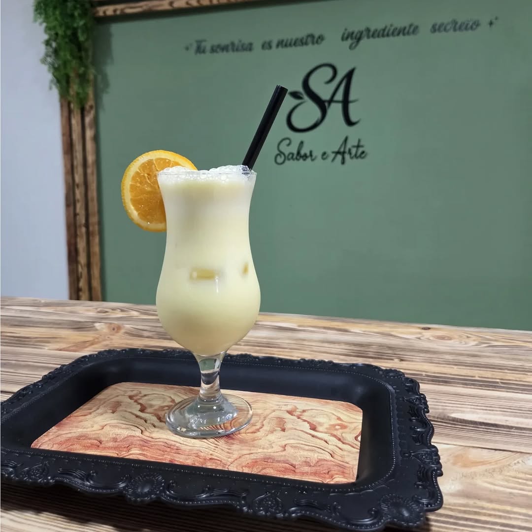 Sabor e Arte: appealing drink photo with branding